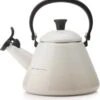 Le Creuset Fluitketel Kone - Meringue -Keukengerei Winkel 1132x1200 3