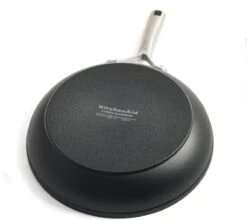 KitchenAid Hard Geanodiseerd Aluminium Koekenpannenset ø20+24+28cm - Zwart - Inductie 16 KitchenAid Hard Geanodiseerd Aluminium Koekenpannenset ø20+24+28cm - Zwart - Inductie -Keukengerei Winkel 1200x1069 3