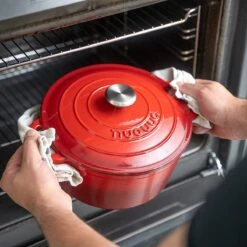 Nuovva Gietijzeren Braadpan Antiaanbaklaag Met Deksel - Sudderpan Rood - Rond - Ø24 Cm - 4.7 Liter - 100% PFAS & PFOA Vrij - Geschikt Voor Alle Warmtebronnen - Elektrisch - Gas - Halogeen - Inductie - Keramisch -Keukengerei Winkel 1200x1200 1395