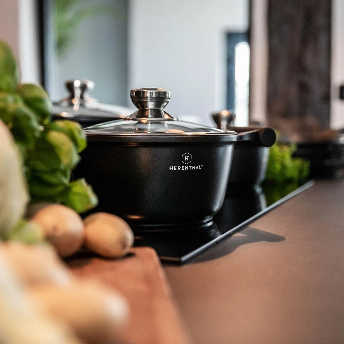 Herenthal Inductie Pannenset - Luxe 10-delige Koekenpanset - Voor Alle Warmtebronnen - Met Glazen Deksels En Koudgrepen - Zwart 9 Herenthal Inductie Pannenset - Luxe 10-delige Koekenpanset - Voor Alle Warmtebronnen - Met Glazen Deksels En Koudgrepen - Zwart - Afbeelding 7