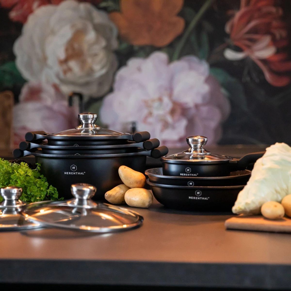 Herenthal Inductie Pannenset - Luxe 10-delige Koekenpanset - Voor Alle Warmtebronnen - Met Glazen Deksels En Koudgrepen - Zwart 10 Herenthal Inductie Pannenset - Luxe 10-delige Koekenpanset - Voor Alle Warmtebronnen - Met Glazen Deksels En Koudgrepen - Zwart - Afbeelding 8