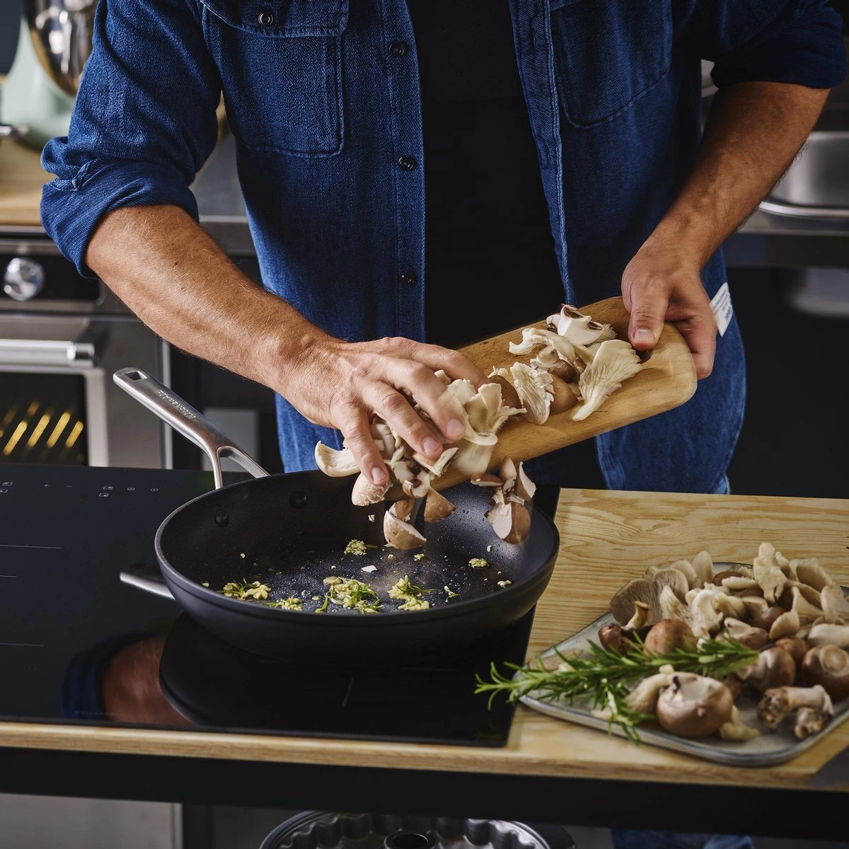 KitchenAid Hard Geanodiseerd Aluminium Wok ø30cm - Zwart - Inductie - Anti-aanbak 7 KitchenAid Hard Geanodiseerd Aluminium Wok ø30cm - Zwart - Inductie - Anti-aanbak - Afbeelding 5