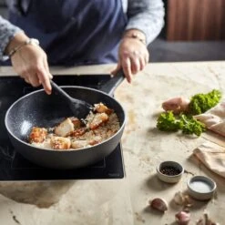 Demeyere Alu Classico 3 Wokpan – Inductie – Ceraforce Keramische Antikleeflaag – 28 Cm – PTFE En PFAS Vrij -Keukengerei Winkel 1200x1200 316