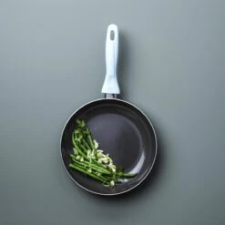 VitaVerde Expert Koekenpannenset Ø 24cm + Ø 28cm - Lichtblauw - Inductie - PFAS-vrij -Keukengerei Winkel 1200x1200 488