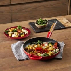 Le Creuset Koekenpan Signature Kersenrood - ø 28 Cm / 2.6 Liter - Geëmailleerde Anti-aanbaklaag 13 Le Creuset Koekenpan Signature Kersenrood - ø 28 Cm / 2.6 Liter - Geëmailleerde Anti-aanbaklaag -Keukengerei Winkel 1200x1200 556