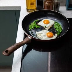 Nuovva Koperen Koekenpan - Keramische Antikleeflaag – Houten Handvat Koekenpan - Ø 24 Cm Inductie - PTFE-vrij -Keukengerei Winkel 1200x1200 560