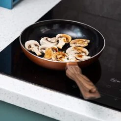 Nuovva Koperen Koekenpan - Keramische Antikleeflaag – Houten Handvat Koekenpan - Ø 24 Cm Inductie - PTFE-vrij -Keukengerei Winkel 1200x1200 562