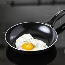 VitaVerde Expert Koekenpannenset Ø 24cm + Ø 28cm - Zwart - Inductie - PFAS-vrij 18 VitaVerde Expert Koekenpannenset Ø 24cm + Ø 28cm - Zwart - Inductie - PFAS-vrij -Keukengerei Winkel 1200x1200 599