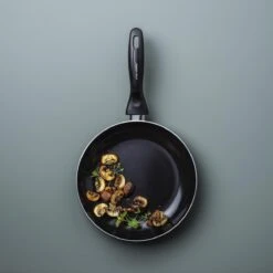 VitaVerde Expert Koekenpannenset Ø 24cm + Ø 28cm - Zwart - Inductie - PFAS-vrij 21 VitaVerde Expert Koekenpannenset Ø 24cm + Ø 28cm - Zwart - Inductie - PFAS-vrij -Keukengerei Winkel 1200x1200 601