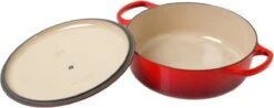 Le Creuset - Gietijzeren - Lage Braadpan - 24cm - Kersenrood 38 Le Creuset - Gietijzeren - Lage Braadpan - 24cm - Kersenrood -Keukengerei Winkel 1200x478 1