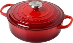Le Creuset - Gietijzeren - Lage Braadpan - 24cm - Kersenrood 37 Le Creuset - Gietijzeren - Lage Braadpan - 24cm - Kersenrood -Keukengerei Winkel 1200x719 2