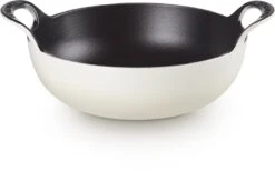 Le Creuset Gietijzeren Balti-pan In Meringue 24 Cm 2,7l -Keukengerei Winkel 1200x747 1