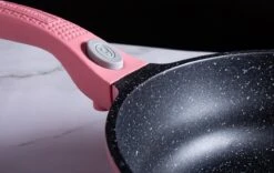 Royalty Line Inductie Pannenset - Luxe 14-delige Pannenset Marmeren Coating - Pannen Met Afneembare Handvaten - Oven-Ready - PFAS-Vrij - Voor Alle Warmtebronnen - Afneembare Koudgrepen - Antiaanbaklaag - Koekenpan Met Glazen Deksels - Roze -Keukengerei Winkel 1200x757 10