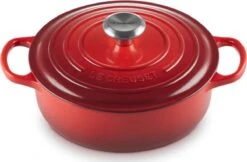 Le Creuset - Gietijzeren - Lage Braadpan - 24cm - Kersenrood 34 Le Creuset - Gietijzeren - Lage Braadpan - 24cm - Kersenrood -Keukengerei Winkel 1200x785 3