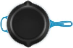 Le Creuset - Gietijzeren Ronde Skillet In Azure 23cm -Keukengerei Winkel 1200x798 1