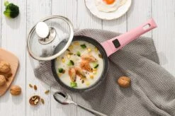 Swiss Pro+ | Set 14 Delige Pannenset | Inductie - Pannensets - Glazen Deksel - Met Afneembare Handgreep - Marmeren Interieur -PFAS-vrij | Pink 19 Swiss Pro+ | Set 14 Delige Pannenset | Inductie - Pannensets - Glazen Deksel - Met Afneembare Handgreep - Marmeren Interieur -PFAS-vrij | Pink -Keukengerei Winkel 1200x799 130