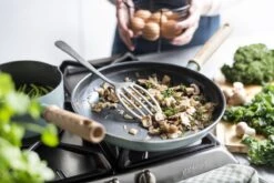 GreenPan Mayflower Koekenpannenset Ø 20cm + Ø 24cm + 1 Accessoire - Lichtblauw - Inductie - PFAS-vrij -Keukengerei Winkel 1200x800 152