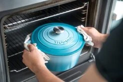 Nuovva Gietijzeren Braadpan Antiaanbaklaag Met Deksel - Sudderpan Blauw - Rond - Ø24 Cm - 4,7 Liter - 100% PFAS & PFOA Vrij - Geschikt Voor Alle Warmtebronnen - Elektrisch - Gas - Halogeen - Inductie – Keramisch -Keukengerei Winkel 1200x800 263