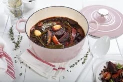 BK Bourgogne Braadpan Ø 24 Cm - Roze - Gietijzer - Inductie -Keukengerei Winkel 1200x800 271