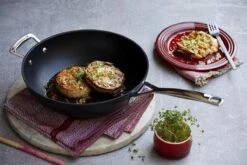 Le Creuset Wokpan - Met Steel - Les Forgées TNS - ø 26 Cm / 3.4 Liter - Standaard Anti-aanbaklaag -Keukengerei Winkel 1200x800 68