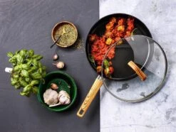 Gero Mark Hapjespan Met Deksel Ø 28 Cm - Aluminium - Inductie - PFAS-vrij 11 Gero Mark Hapjespan Met Deksel Ø 28 Cm - Aluminium - Inductie - PFAS-vrij -Keukengerei Winkel 1200x906 20