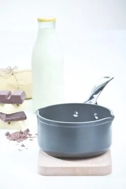 Le Creuset Steelpan - 2 Schenktuiten - Les Forgées TNS - ø 16 Cm / 1.6 Liter -Keukengerei Winkel 799x1200 23