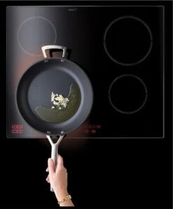 LE CREUSET - Les Forgees - Sauteerpan 2 Grepen 28cm 3,2L -Keukengerei Winkel 994x1200 1